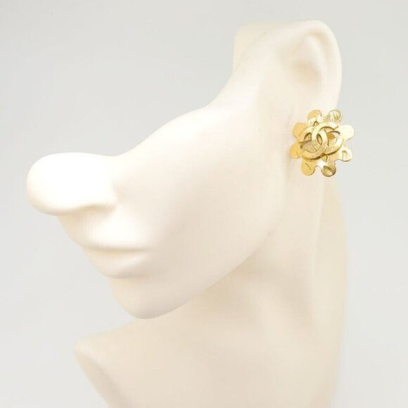 CHANEL CC Logos Gear Sun Camellia Clip-On Earrings Gold Tone 94P Auth m1114-1 - Picture 2 of 5